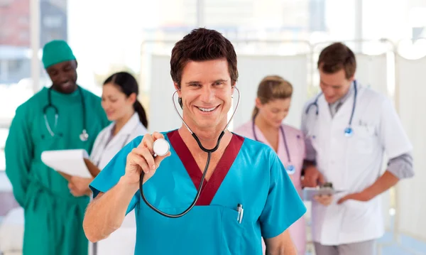 Portret van een arts met zijn ploeg in de achtergrond — Stockfoto
