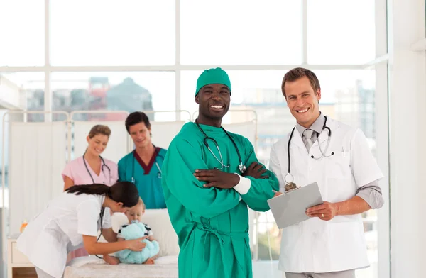 Retrato de um médico com sua equipe em segundo plano — Fotografia de Stock