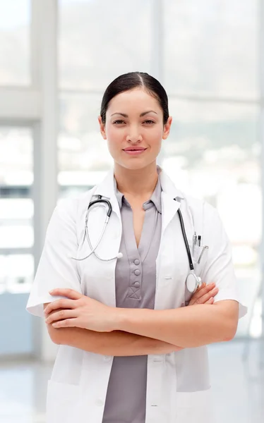 Female doctor with arms folded looking at the camera — Stock Photo, Image