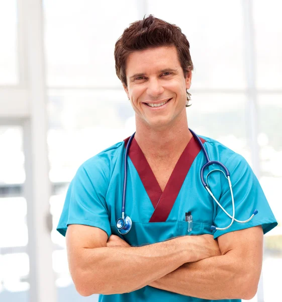 Усміхнений лікар чоловічої статі дивиться на камеру — стокове фото