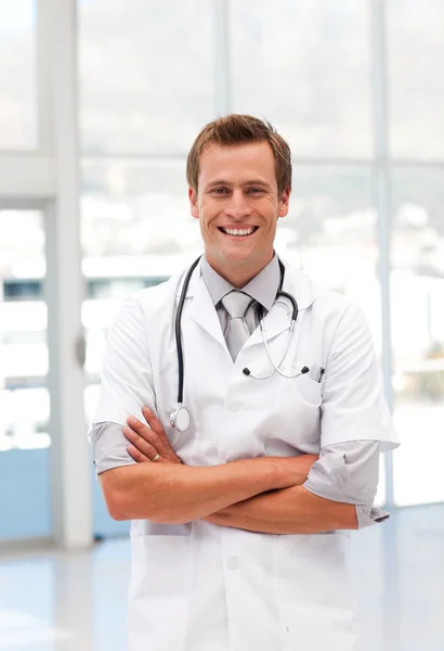 Freudiger männlicher Arzt blickt in die Kamera — Stockfoto
