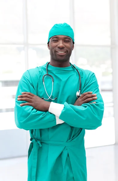 Atrakcyjny mężczyzna lekarz patrząc na kamery — Zdjęcie stockowe