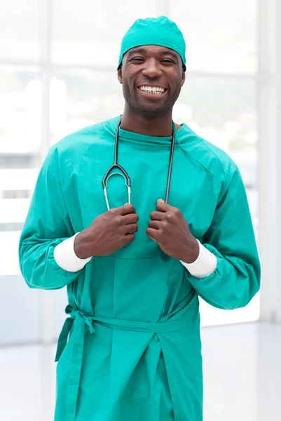 Médico masculino atraente olhando para a câmera — Fotografia de Stock