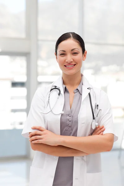 Female doctor with arms folded looking at the camera — Stock Photo, Image