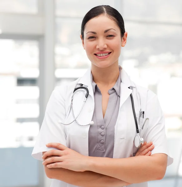 Medico femminile con le braccia incrociate guardando la fotocamera — Foto Stock