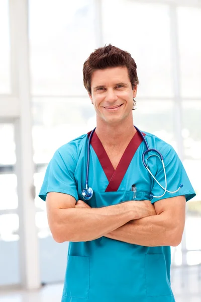 Портрет красивого врача-мужчины, смотрящего в камеру — стоковое фото
