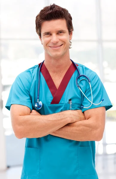 Kameraya bakarak yakışıklı bir erkek doktor portresi — Stok fotoğraf