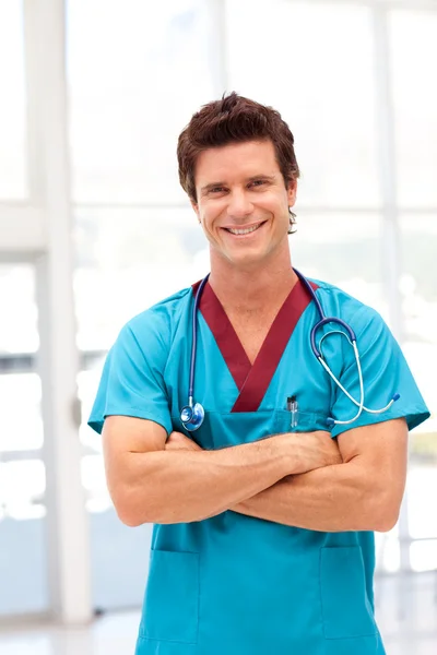 Porträt eines gut aussehenden männlichen Arztes, der in die Kamera blickt — Stockfoto