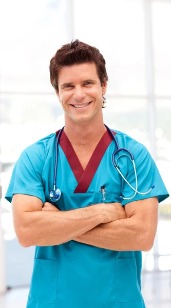 Portret van een knappe mannelijke arts kijken naar de camera — Stockfoto
