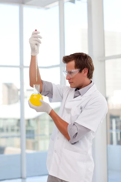 Cientista que examina um tubo de ensaio — Fotografia de Stock