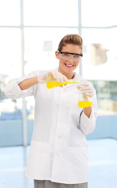 Cientista loira examinando um tubo de ensaio — Fotografia de Stock