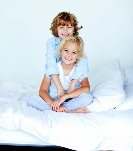 Syster och bror tillsammans i sängen — Stockfoto