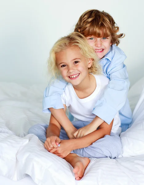 Děti spolu v posteli — Stock fotografie