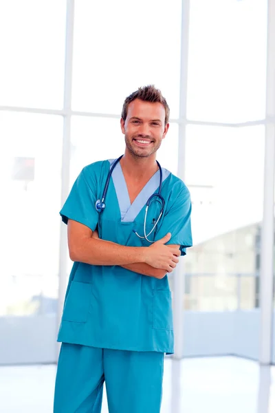 Usměvavý pohledný doktor izolován v nemocnici — Stock fotografie