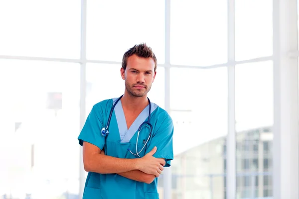 Przystojny lekarz na białym tle w szpitalu — Zdjęcie stockowe