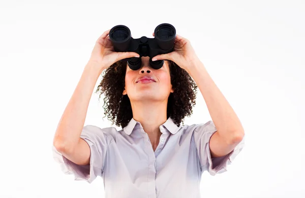 Confident businesswoman looking upwards through binoculars — Stock Photo, Image