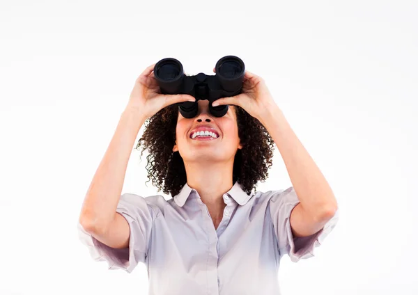 Portrét etnických podnikatelka drží dalekohled směrem nahoru — Stock fotografie