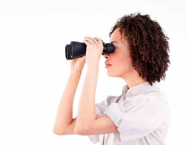 Retrato de atractiva mujer de negocios usando prismáticos — Foto de Stock