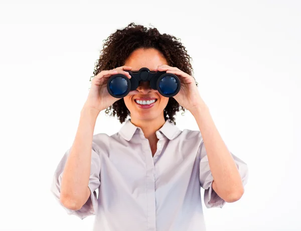 Primo piano della donna d'affari sorridente che guarda attraverso il binocolo — Foto Stock