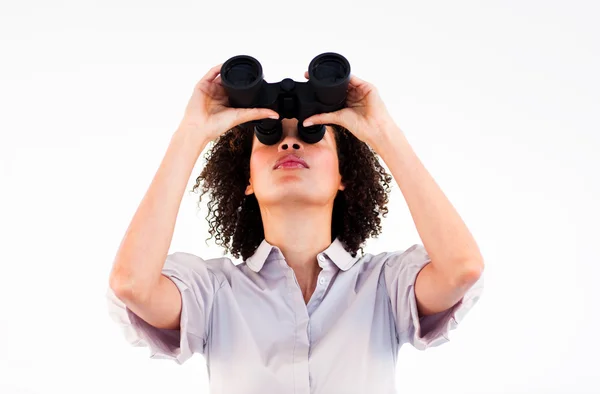 Ethnic businesswoman holding binoculars upwards — Stock Photo, Image