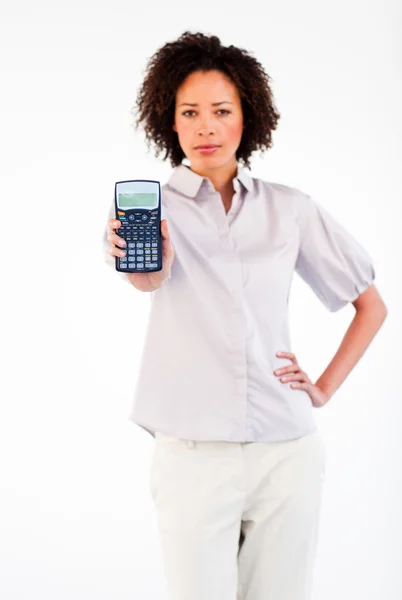 Femme d'affaires afro-américaine montrant une calculatrice — Photo