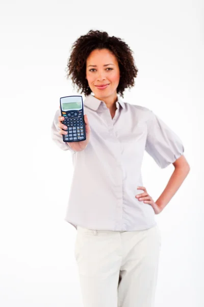 Femme tenant une calculatrice devant la caméra — Photo