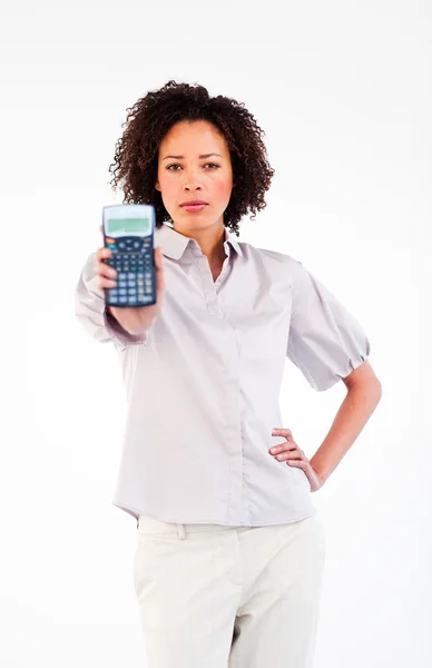 Уверенная брюнетка-бизнесвумен держит калькулятор — стоковое фото