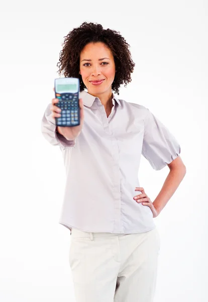 Empresária afro-americana segurando uma calculadora — Fotografia de Stock
