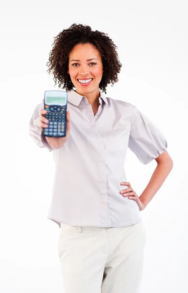Empresária sorridente segurando uma calculadora — Fotografia de Stock