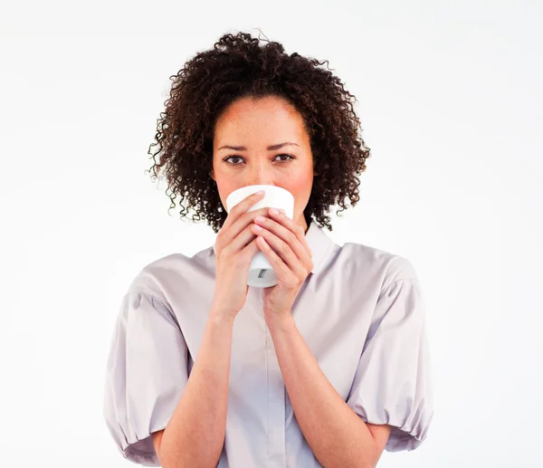 Ritratto di donna bruna che beve una tazza di caffè — Foto Stock