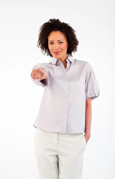 Femme d'affaires confiante pointant vers la caméra — Photo