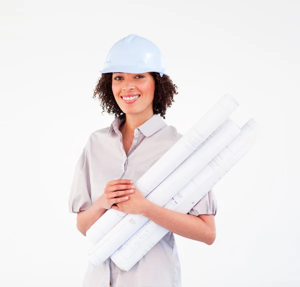 Usmívající se žena drží stavební plány — Stock fotografie