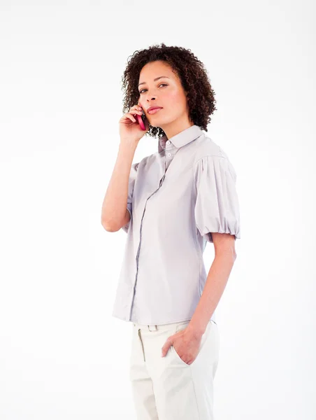 Bir telefonla konuşan genç iş kadını — Stok fotoğraf