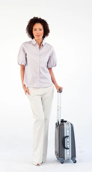 Дружелюбная деловая женщина с чемоданом — стоковое фото