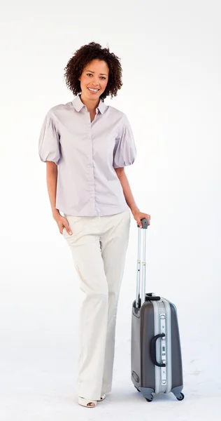 Улыбающаяся деловая женщина с чемоданом — стоковое фото