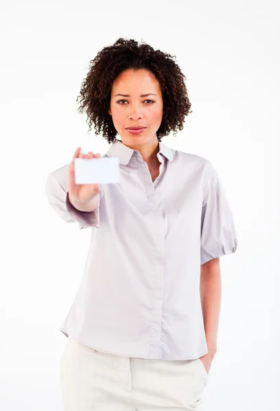 Atractiva mujer de negocios afroamericana mostrando tarjeta blanca — Foto de Stock