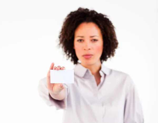 Seriös affärskvinna visar vitt kort på kameran — Stockfoto