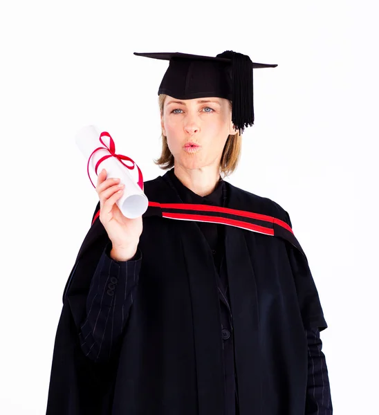 Крупный план красивой девушки, показывающей свой диплом — стоковое фото