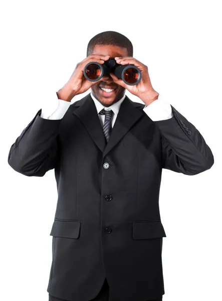 Hombre de negocios guapo mirando a través de prismáticos — Foto de Stock