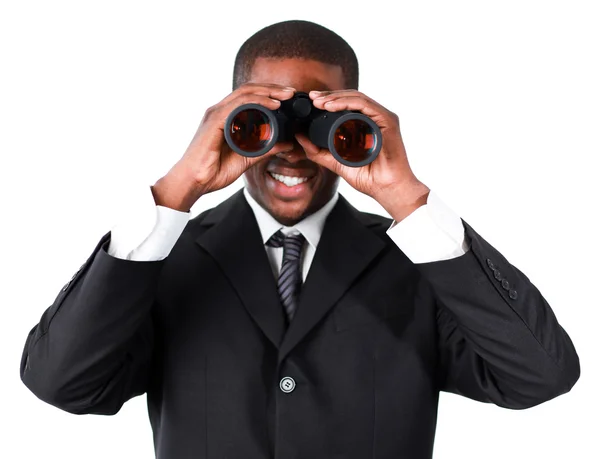 Primer plano de un hombre de negocios sonriente mirando a través de los prismáticos —  Fotos de Stock