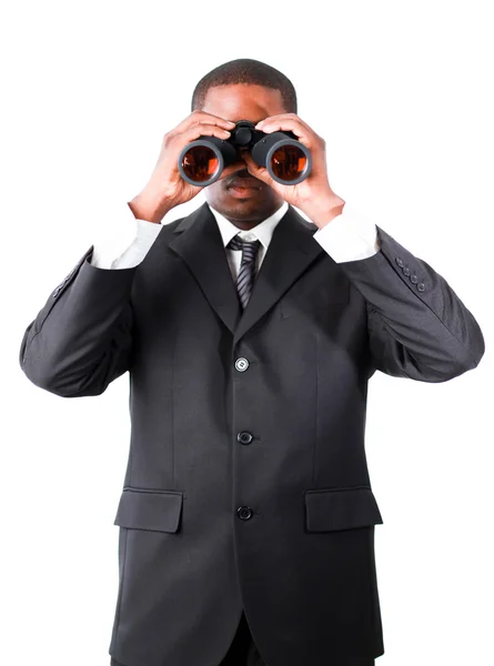 Homem de negócios sério olhando através de binóculos — Fotografia de Stock