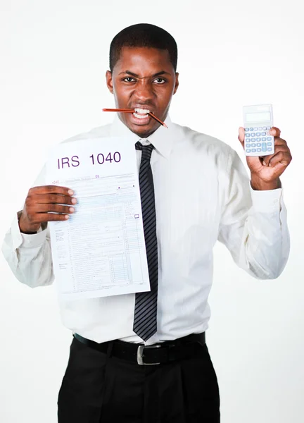 Boos zakenman holding een blad en een rekenmachine — Stockfoto