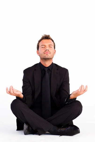 Красивый мужчина медитирует — стоковое фото