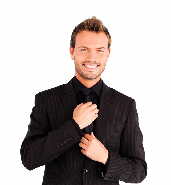 Atrakcyjny biznesmen poprawia krawat — Zdjęcie stockowe