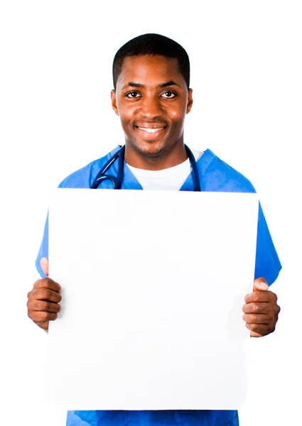Close-up de médico vestindo esfoliação e segurando um cartão branco — Fotografia de Stock