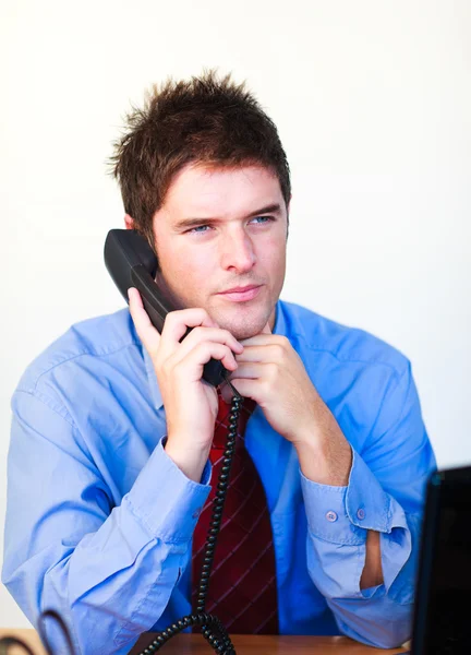 Homem de negócios sério falando ao telefone — Fotografia de Stock