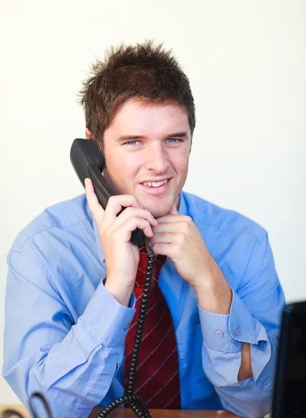 Pohledný podnikatel mluví po telefonu — Stock fotografie