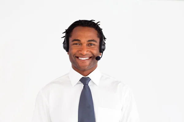 Afro-americano sorridente com fone de ouvido em — Fotografia de Stock