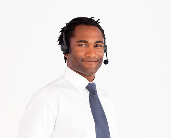 Atraente afro-americano trabalhando com fone de ouvido — Fotografia de Stock