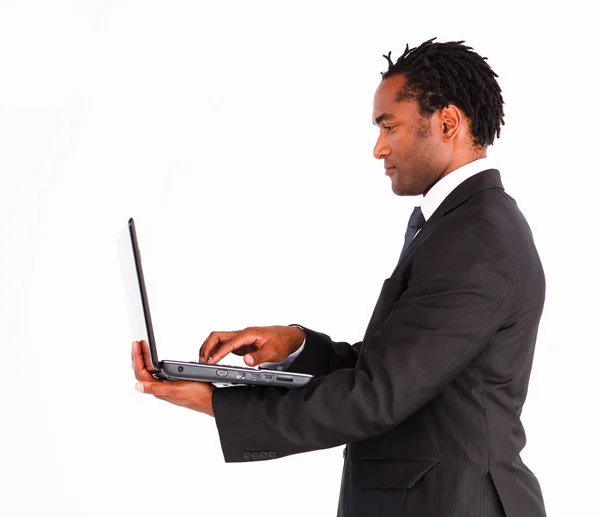 Afro-American affärsman på en bärbar dator — Stockfoto